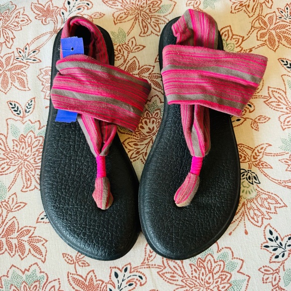 Sanuk Shoes - Sanuk | yoga mat strap around ankle sandals